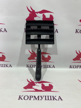 Скребница  металлическая (черная ручка)  1 шт